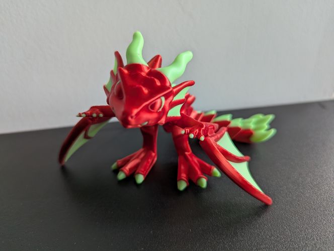 Grand dragon rouge et vert phosphorescent
