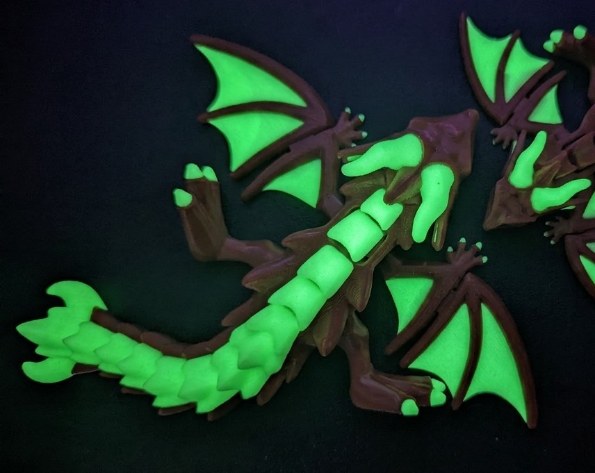 Grand dragon rouge et vert phosphorescent