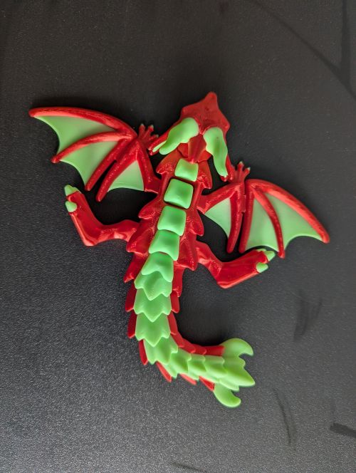 Grand dragon rouge et vert phosphorescent