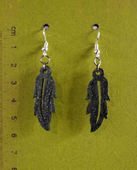 Boucles vernies en forme de plume