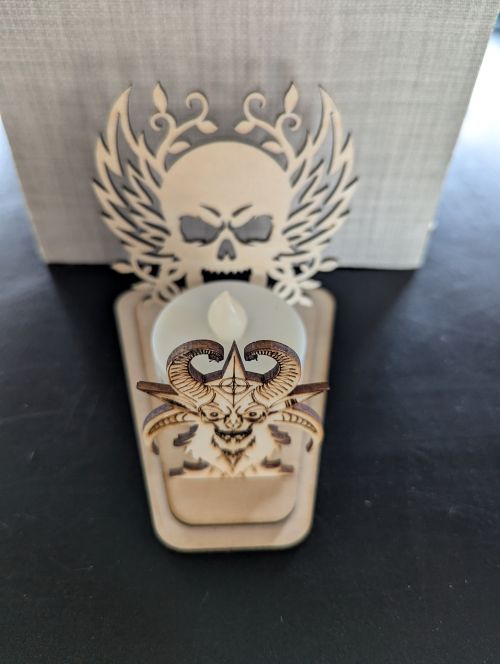Bougeoir motifs tête de mort et bouc